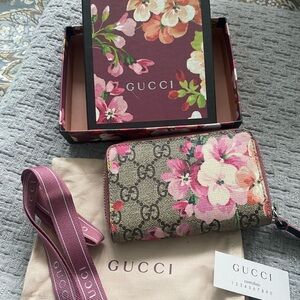 Gucci Bloom Wallet with original BOX, dustbag and Gucci ribbon AUTHENTIC!